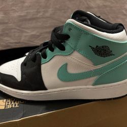 Nikes sneakers. Size 6 Women or Size 4 Men