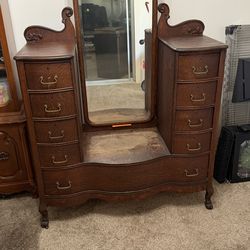 Antique Dresser Solid Oak Wood From The Early 1900’s.Willing To Negotiate!