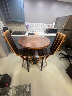Bistro Table and Stools in Excellent Condition