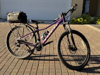 Trek women’s hybrid bicycle
