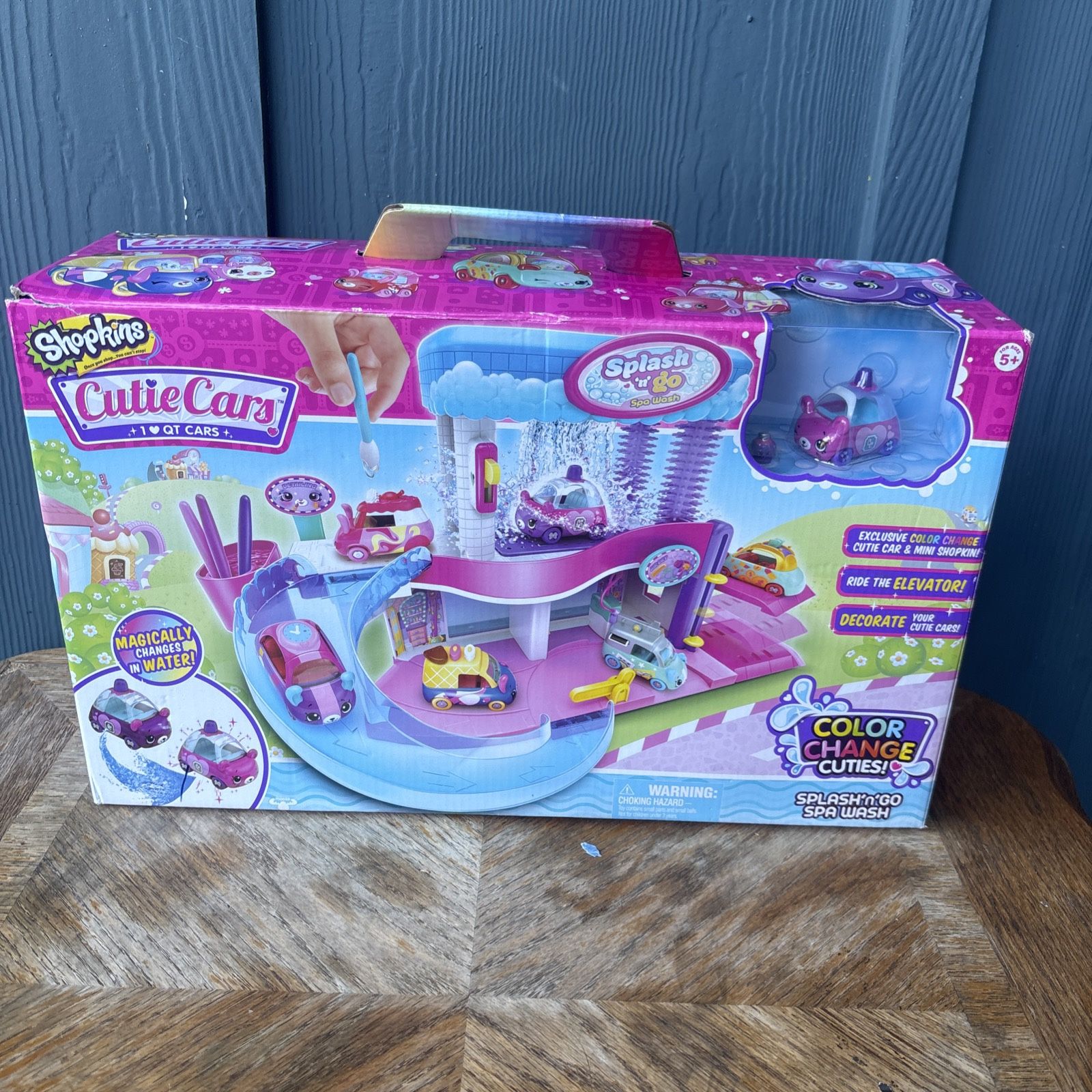 Shopkins Cutie Cars Car Wash Splash 'N' Go Spa Wash with Color Change Car New