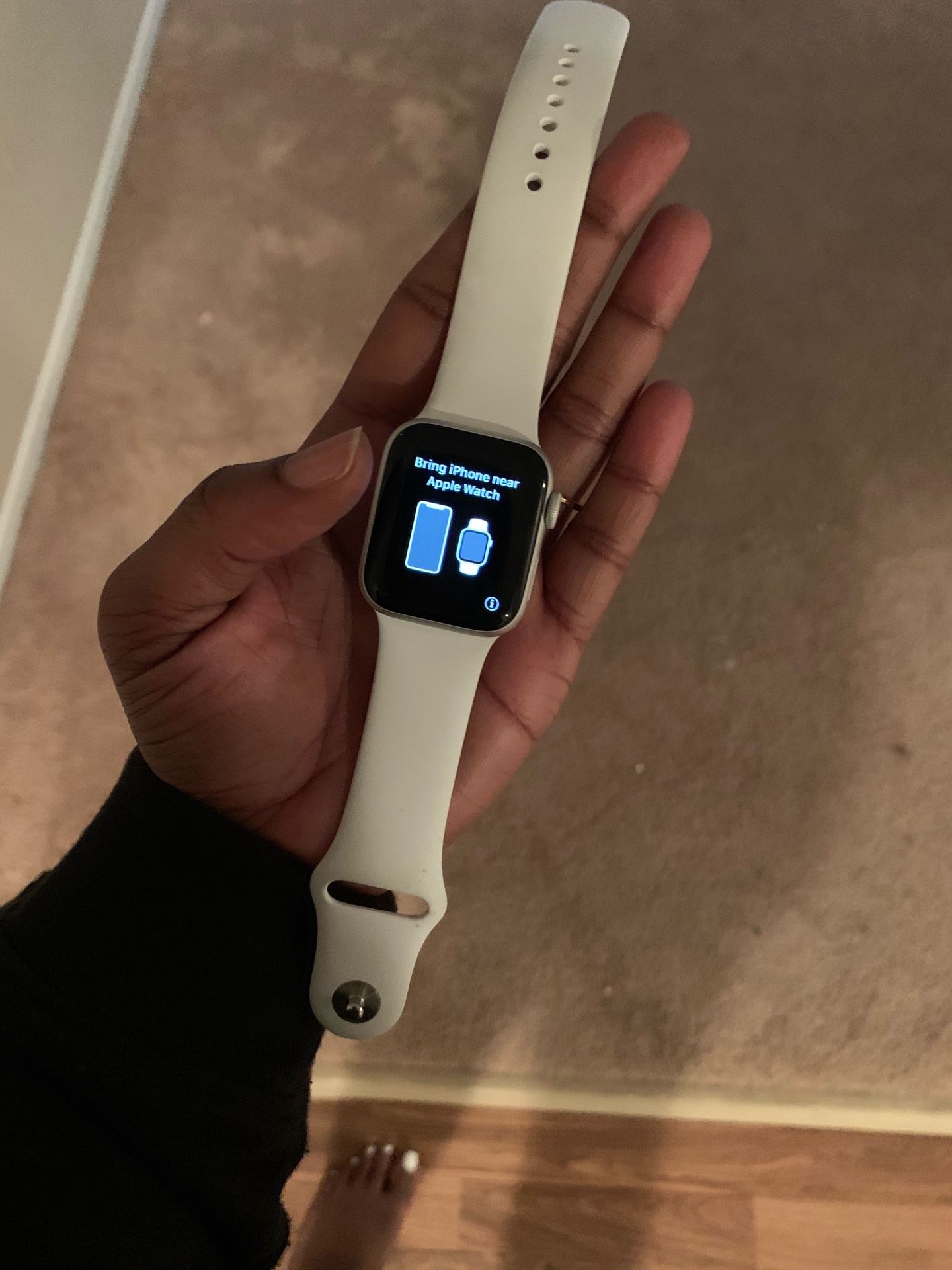 Apple Watch Series 5 white band