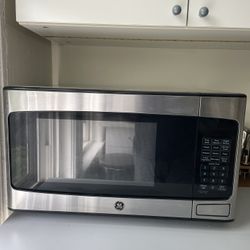 GE 950 Watt microwave - Great Condition 