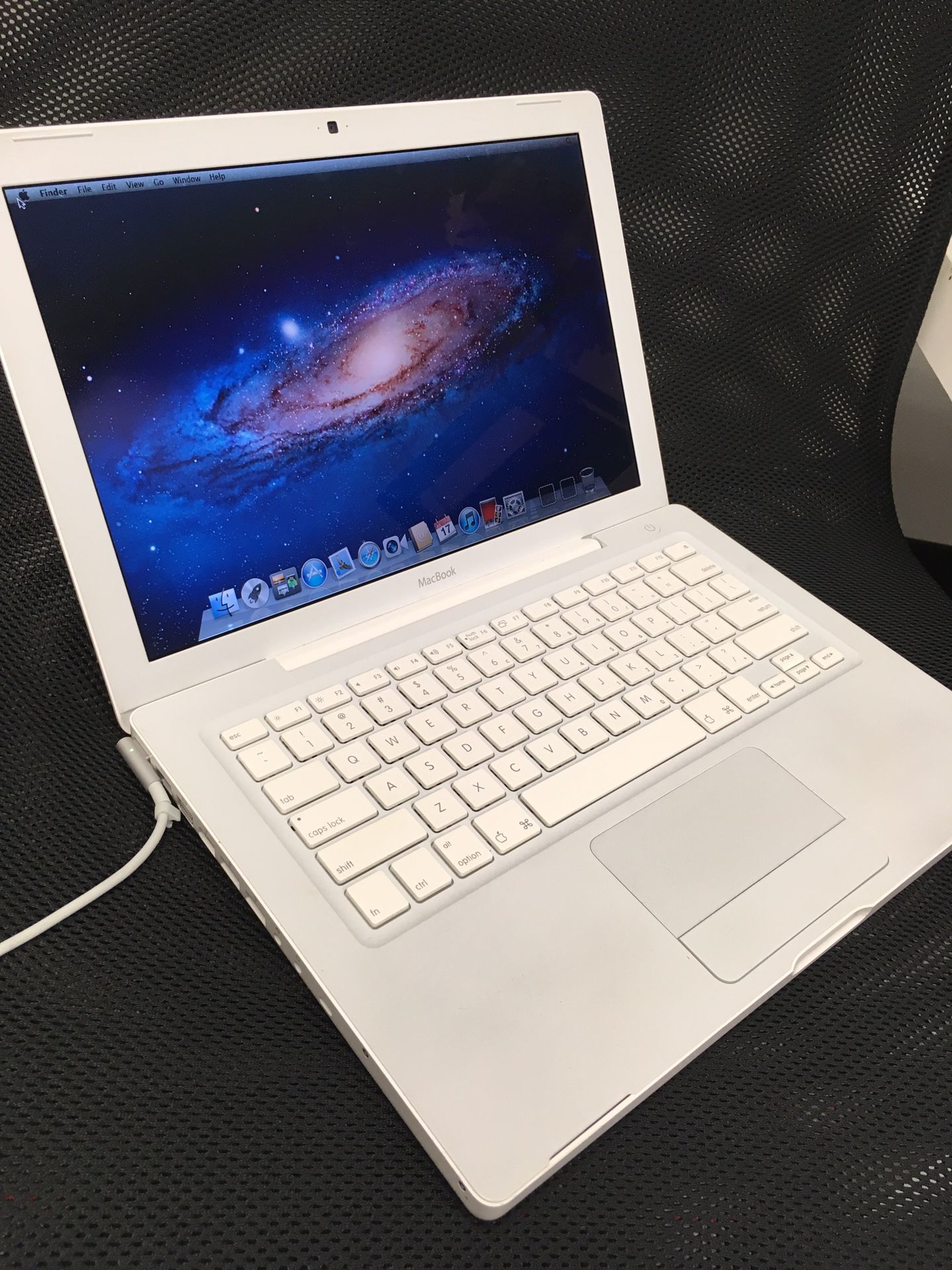 EXCELLENT CONDITION// Apple Macbook White // 2.16Ghz Core 2 DUO // 2GB RAM // 120GB HDD // ALMOST NEW GENUINE BATTERY // NO CHARGER // MAC OS X LION