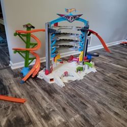 Hot Wheels Track Garage  With Lots Of Extras 