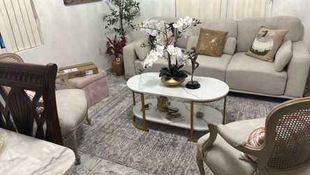 Muebles y dos butacas