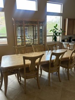Bernhardt 8 seat dining table set and hutch