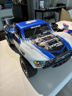Traxxas Slash 4X4 VXL Brushless — 2 Transmitters, Charger, Spare Parts — Broken Shaft, No Battery