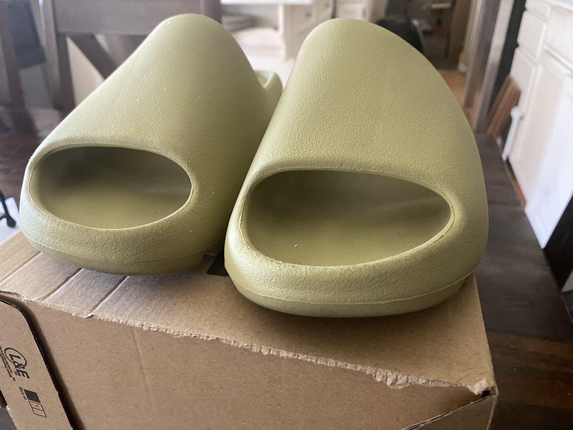 Yeezy Slides Resin Size 8 Men display picture 1
