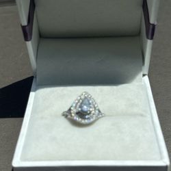 Gorgeous Engagement/Wedding Ring 