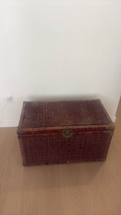 Free woven chest