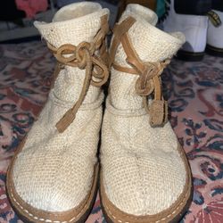 Crème Colored Ugg