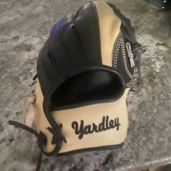 Brand New Yardley Youth Softball/Baseball Glove 