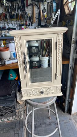 Bathroom medicine cabinet