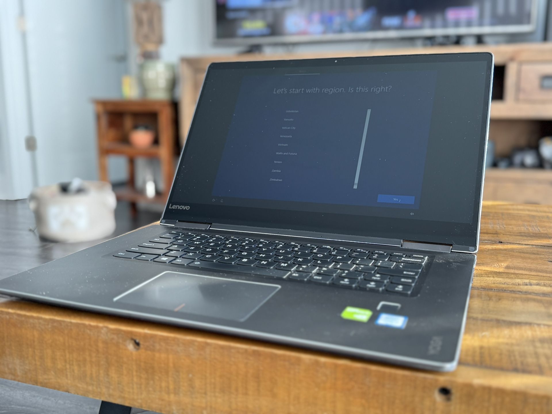 💻 Lenovo Yoga 710-15iKB Laptop – 2-in-1 Convertible 