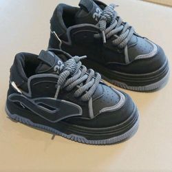 1 Pair Children's Criss-Cross Lace-Up Round Toe Thick Sole Flat Soft Bottom Cute Sports Shoes, Versatile Casual Sneakers Suitable For All Seasons