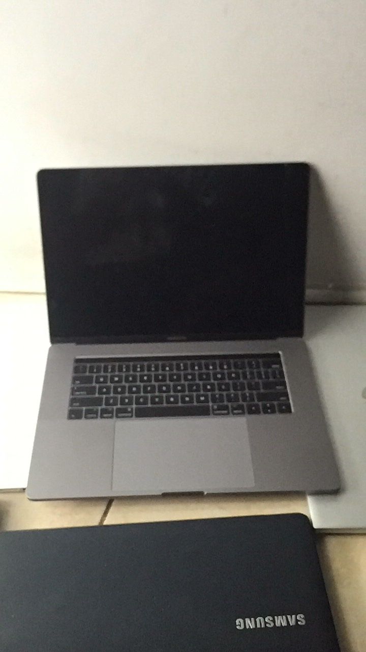sale For Parts unlock 15”MacBook Pro 2017 i7 Processor 256gb SSD 16gb Ram ( Screen is craked Working with second Monitor only)