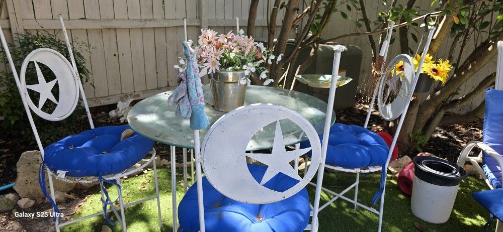 Outside Table w/4 chairs (Art included)