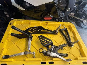 Yamaha R6 rearsets pegs