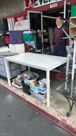 Large White table In Good Conditions 