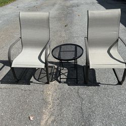 Beautiful Bistro Set Round Table and 2 Chairs **