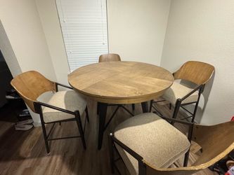 Round Dinner table w/4chairs