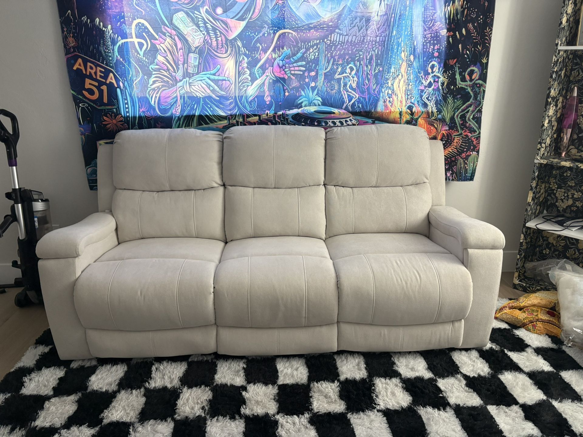 Off-White 3-Seater Reclining Couch with Cup Holders – Like New!