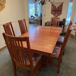 Dining room table with 6 chairs 