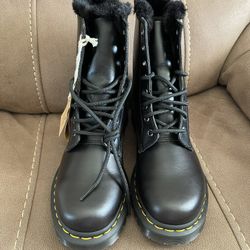 Women’s Dr Marten’s Boots With Fur Size 8.