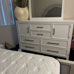 Bedroom Set Like NEW