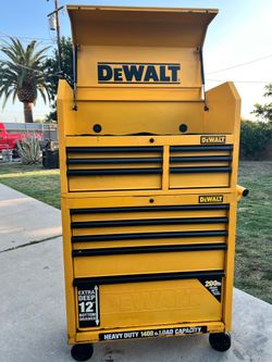 DEWALT 36-inch rolling tool chest and cabinet combo