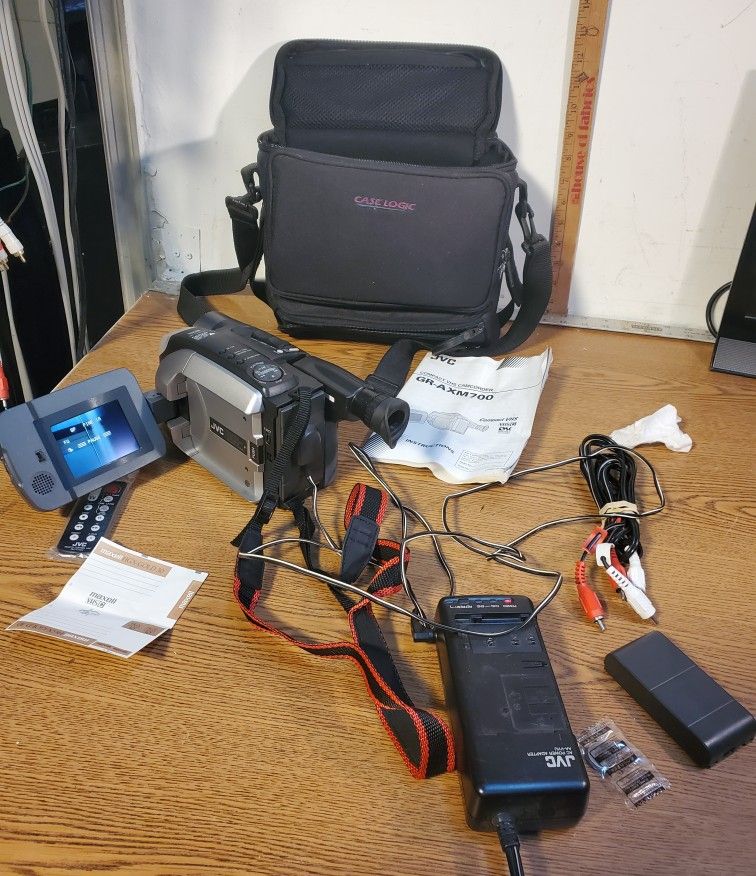JVC GR-AXM700u VHS-C Video Camera Camcorder Complete Package