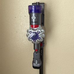 Dyson v8