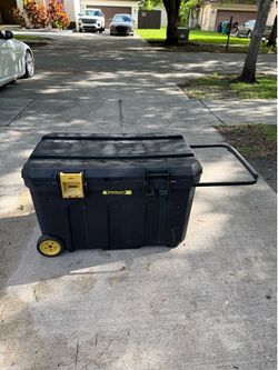 Stanley mobile 🧰 tool chest 34” (missing 1 clasp)