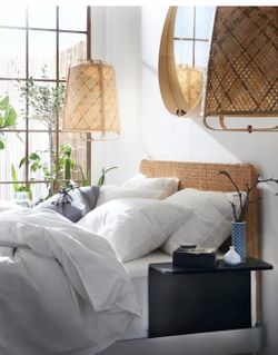 Rattan headboard queen size bed. Possible delivery 🚚