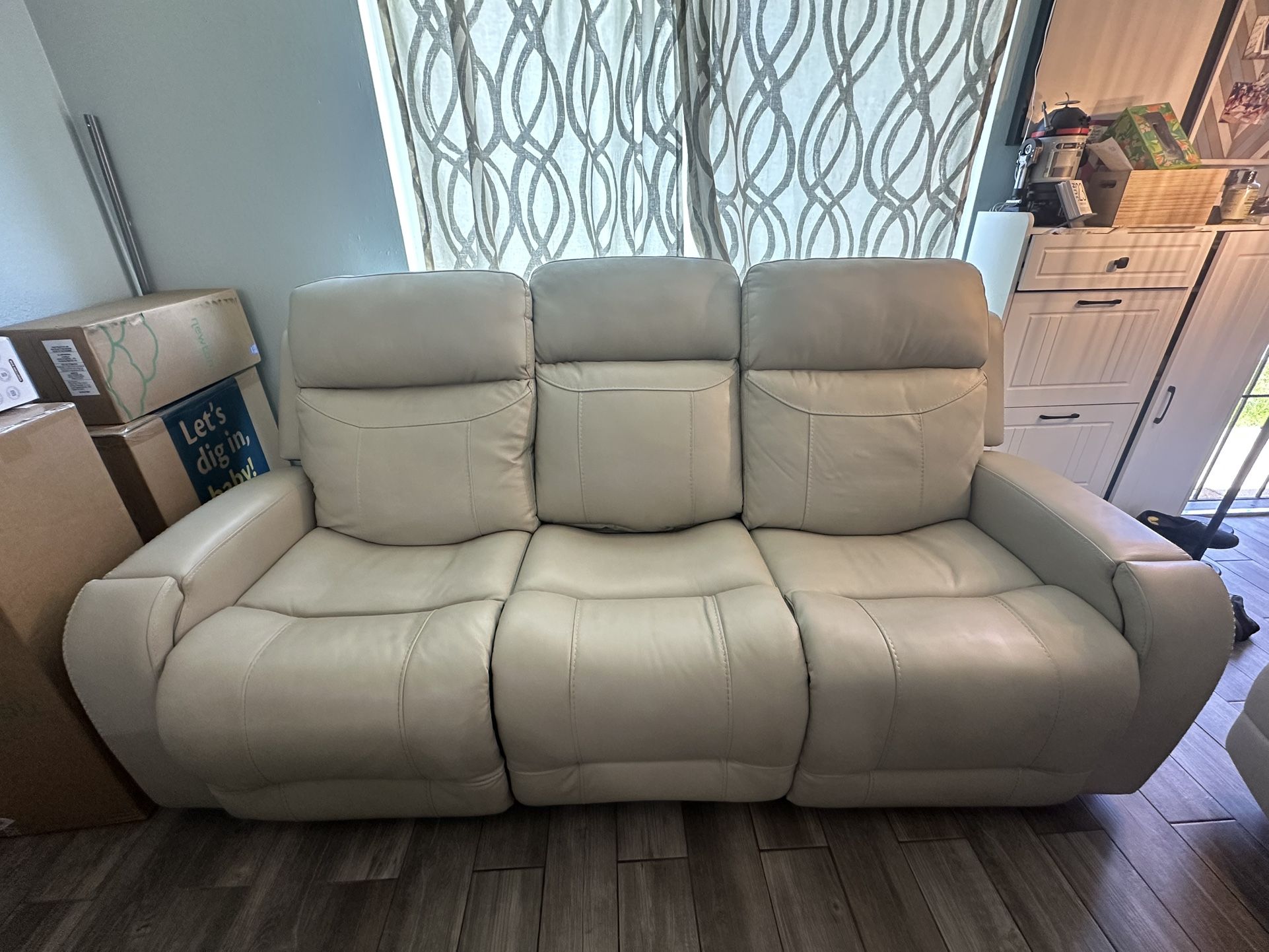 💺 Power Recliner Sofa – Massage, Heat, Bluetooth Audio, USB – Like New! $1,750