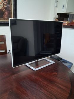 DELL D Series Led-lit monitor  32 white,   D3218HN  FHD, 1920 x 1080, 16:9  IPS led back- lit  HDMI, VGA.  Good condition.  a small scratch on screen,