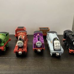 Thomas Train 5 engines & 2 cars