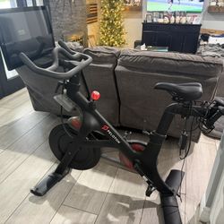 Peloton Bike – Great Condition (2020) – Includes Shoes & Weights