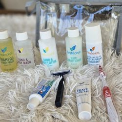 Travel kit TSI-approved size for backpack or carry-on. Estuche para viajero Tamaño permitido por TSI