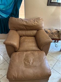 Single couch with matching foot rest
