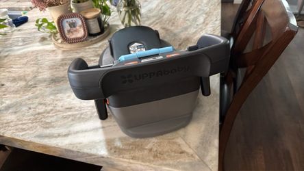 Uppababy car seat base.