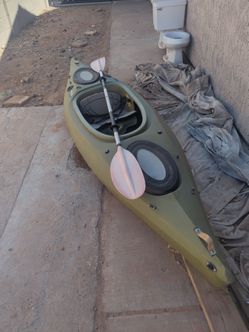 10' kayak w paddle