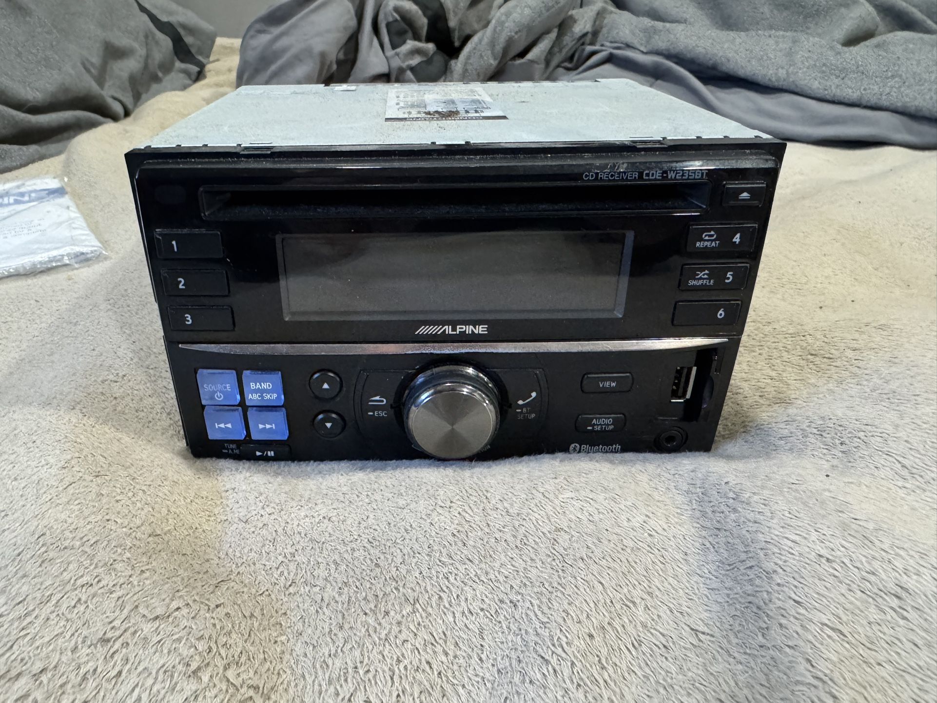 Alpine CDE-W235BT double din Stereo