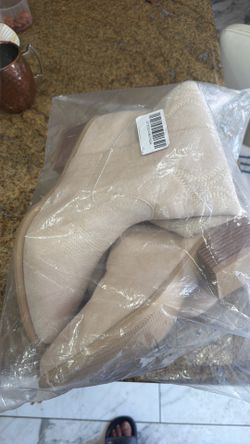 Ladies long zipped boot shoe.