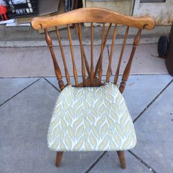 $15 Wood chair “colonial”  nice quality nice condition