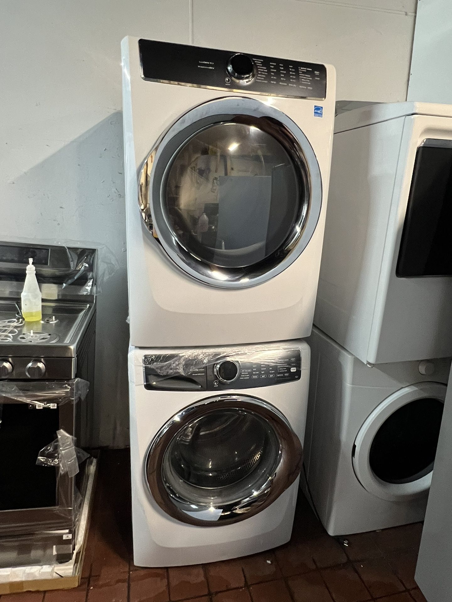 Electrolux stackable Washer & Gas Dryer Set/Lavadora y secadora gas front load