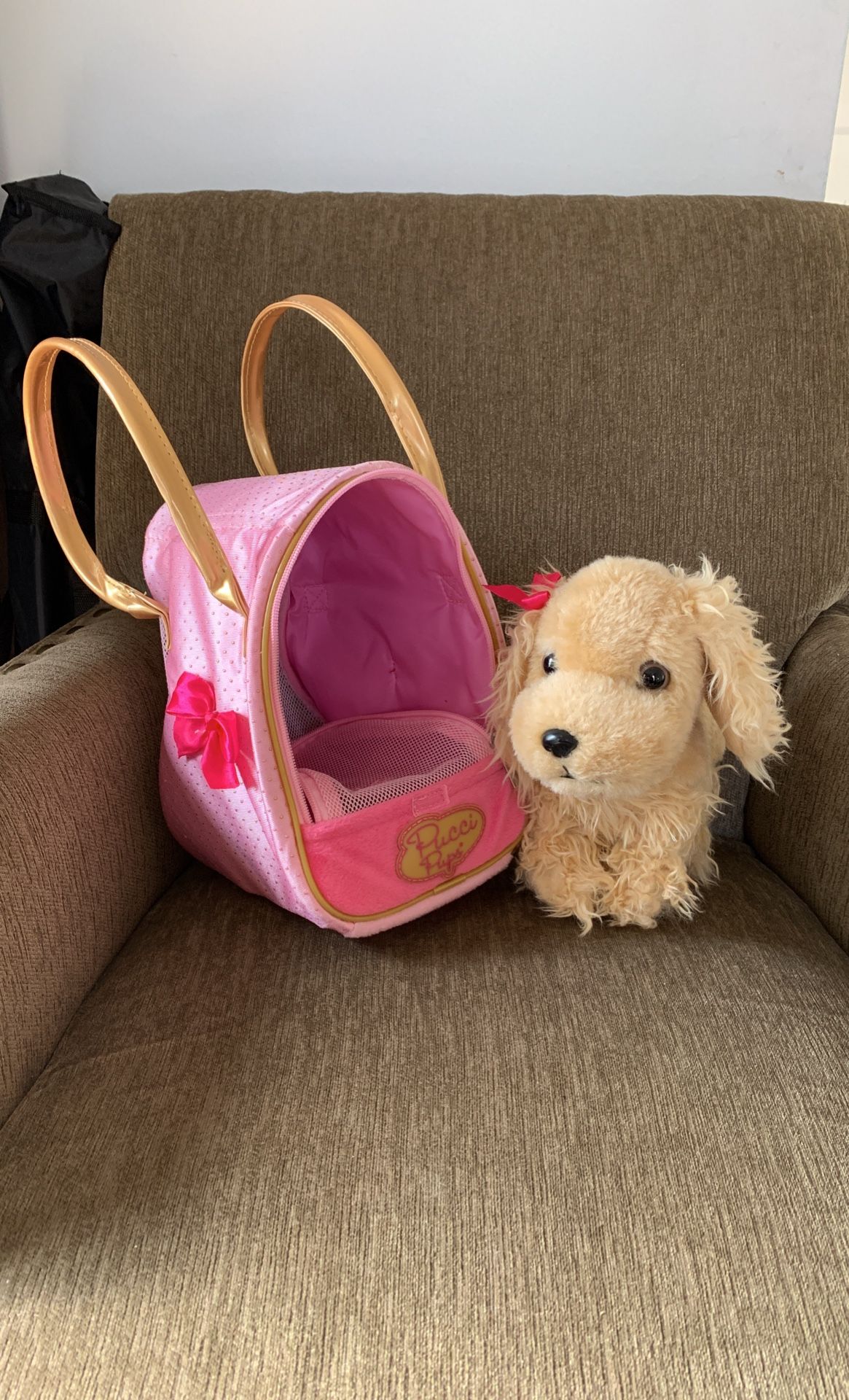 Pucci Pups Cocker Spaniel Stuffed Puppy with a pink carrier bag