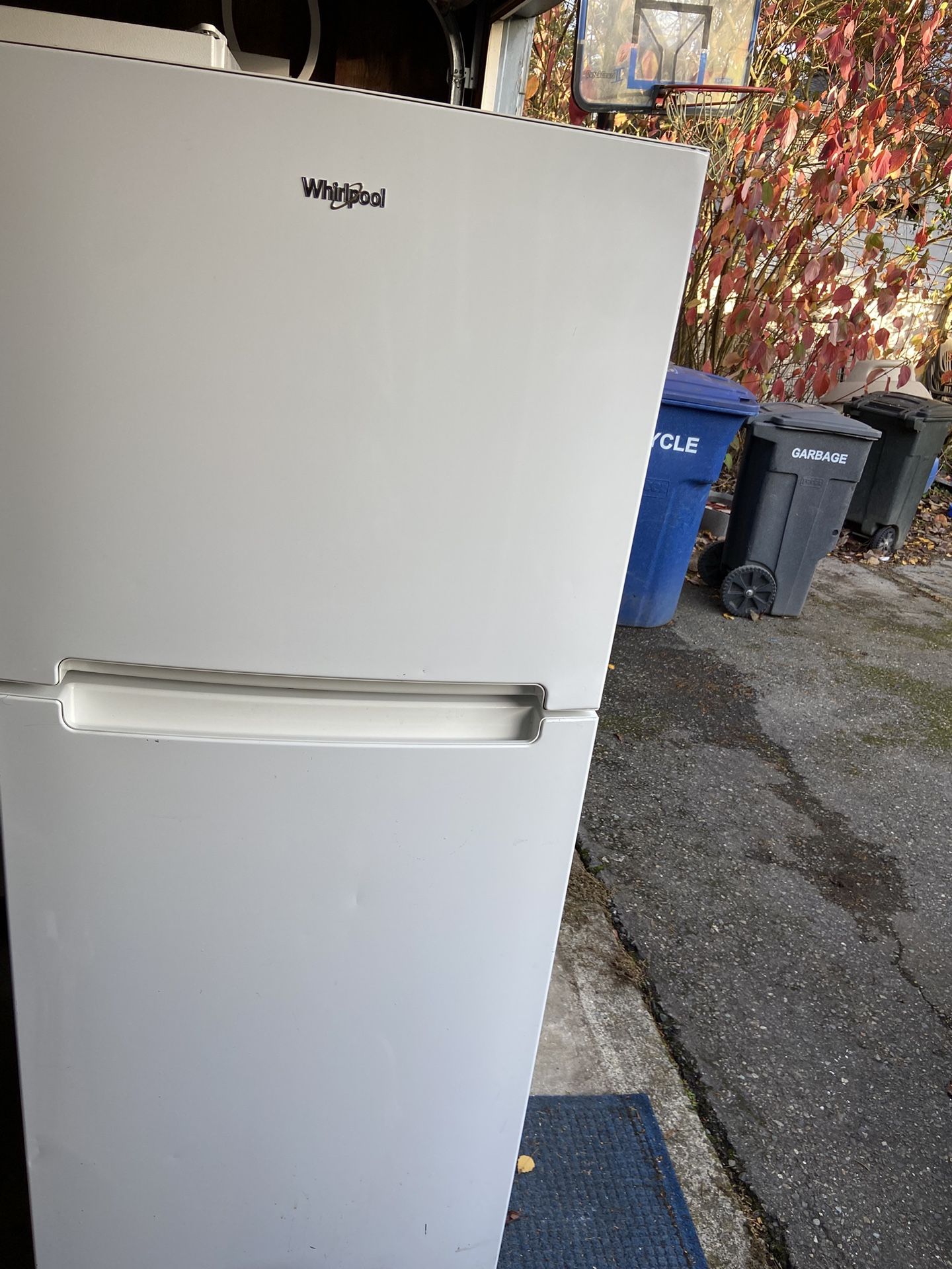 Apartment size refrigerator/freezer