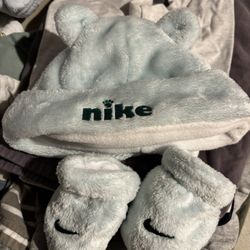Brand New Baby Nike Beanie And Mittens 